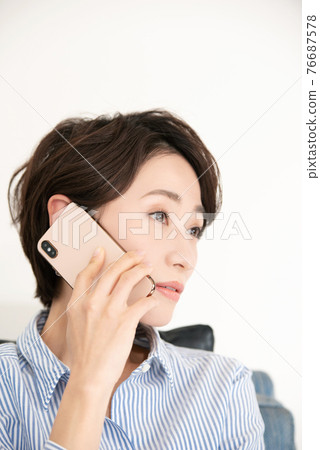 中間女性智能手機電話交談 76687578