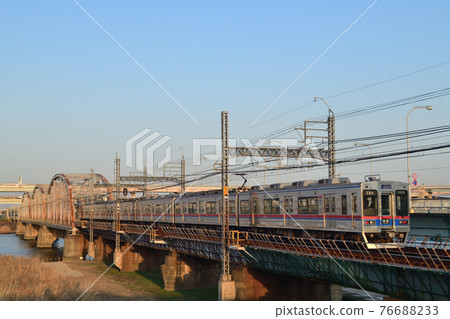 夕陽下穿越荒川橋的京成電鐵3500系列 76688233