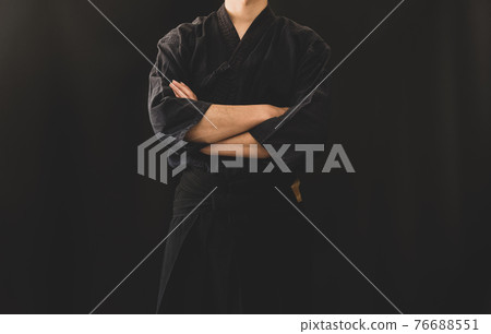 一個穿著袴的男人雙臂交叉 76688551