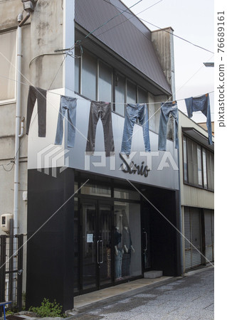 拍一張黃昏小島牛仔褲街和牛仔的照片 76689161