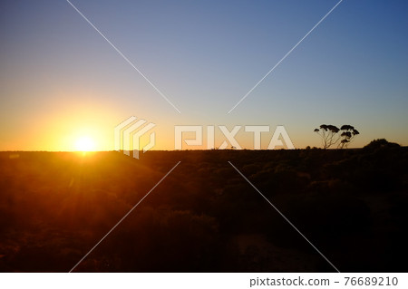 A trip to the Indian Pacific railroad, a fascinating transcontinental railroad that touches the magnificent pioneering spirit of Australia. 76689210