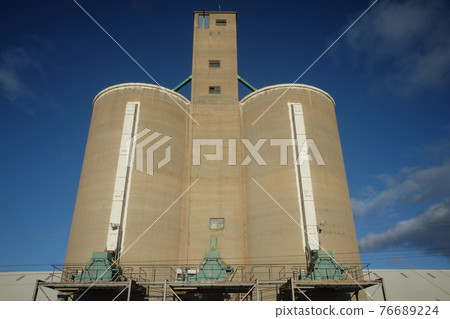 A trip to the Indian Pacific railroad, a fascinating transcontinental railroad that touches the magnificent pioneering spirit of Australia. A trip to the Indian Pacific railroad, a fascinating transcontinental railroad that touches the magnificent pioneering spirit of Australia. 76689224