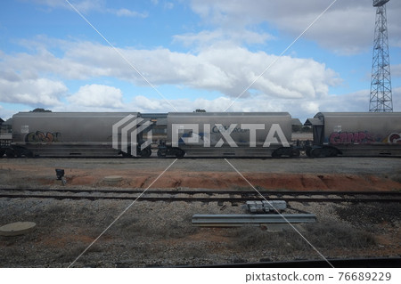 A trip to the Indian Pacific railroad, a fascinating transcontinental railroad that touches the magnificent pioneering spirit of Australia. 76689229