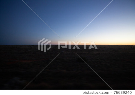 A trip to the Indian Pacific railroad, a fascinating transcontinental railroad that touches the magnificent pioneering spirit of Australia. 76689240