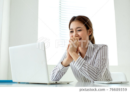 年輕女子,生活方式,商業 年輕女子,生活方式,商業 76689359
