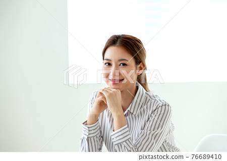 Young woman, lifestyle, business Young woman, lifestyle, business 76689410
