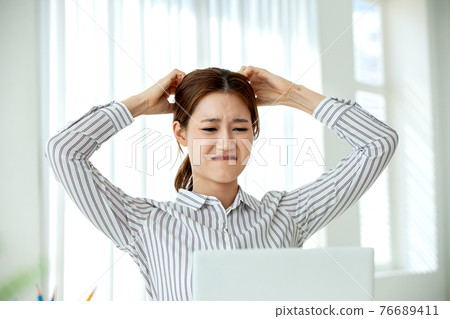 Young woman, lifestyle, business Young woman, lifestyle, business 76689411