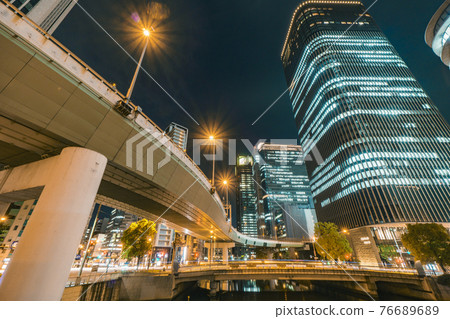 Night view of the city from Nakanoshima Nishikibashi in central Osaka 76689689