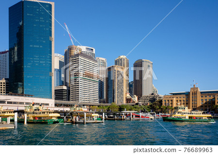 Sydney Harbor, the most beautiful port city in the world 76689963