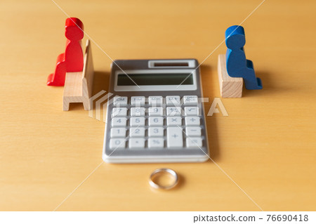 Divorced couple parting couple money image 76690418