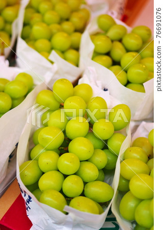 Over-the-counter grapes 76691076