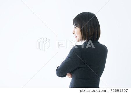 Smile business woman with arms folded Upper body 76691207