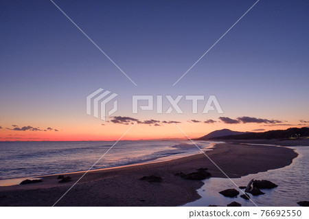 Seaside view at dusk 76692550