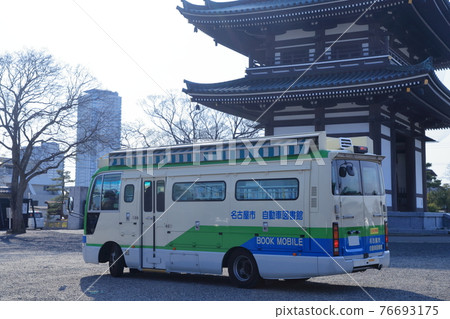 汽車圖書館和寺門(愛知縣名古屋市二台寺) 汽車圖書館和寺門(愛知縣名古屋市二台寺) 76693175