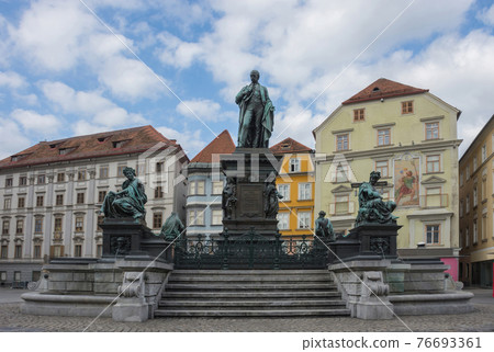 Erzherzog Johann fountain at Hauptplatz (main square), in Graz, Styria region, Austria. 76693361
