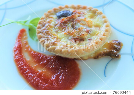 Quiche mushroom 76693444