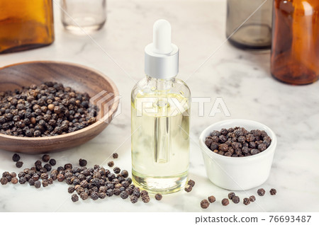 Black pepper essential oil Black pepper essential oil 76693487