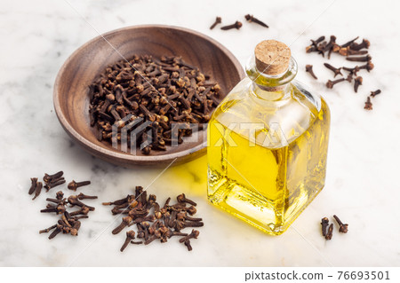 Clove oil glass bottle Clove oil glass bottle 76693501