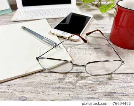 Study desk Middle-aged and older Study desk Middle-aged and older 76694492