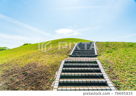 Green hill park and spring blue sky 76695835