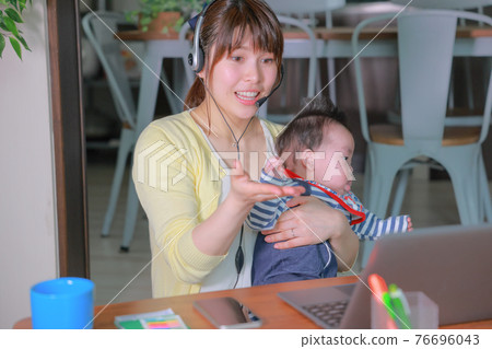 A woman holding a rampaging baby and seeking opinions at an online meeting 76696043