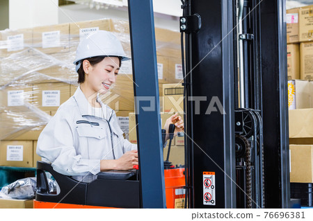 一個戴著頭盔、操作叉車的女人 一個戴著頭盔、操作叉車的女人 76696381