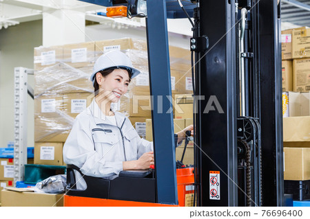 一個戴著頭盔、操作叉車的女人 一個戴著頭盔、操作叉車的女人 76696400