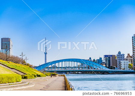 隅田川上的東京城市景觀永泰橋 76696953