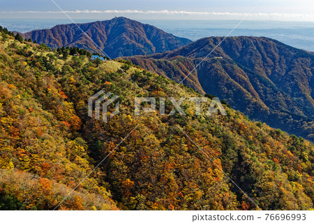 View of Okura Ridge and Omote Ridge / Oyama in autumn colors from the Nabewari mountain ridge View of Okura Ridge and Omote Ridge / Oyama in autumn colors from the Nabewari mountain ridge 76696993