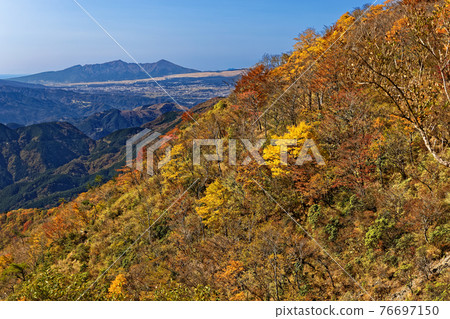 從丹澤和鍋割的山脊看秋色的足鷹山和御殿場市 76697150