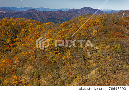 View of the autumn colors of Tanzawa and Nabewariyama and the Southern Alps 76697390