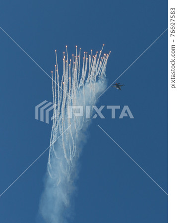 Fleeing Dutch Air Force F-16AM flare 76697583
