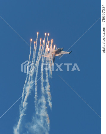Fleeing Dutch Air Force F-16AM flare 76697584