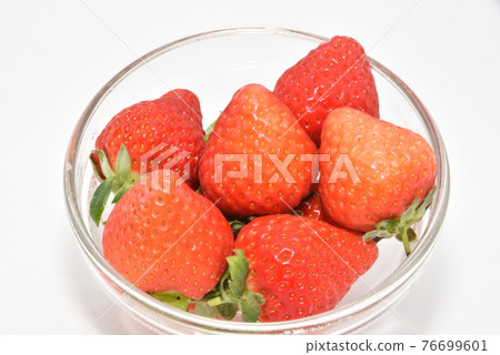 Strawberry "Koi Minori" A large, fragrant strawberry named with the wish of a sweet strawberry. 76699601
