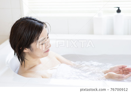 喜歡洗澡的女人 76700912