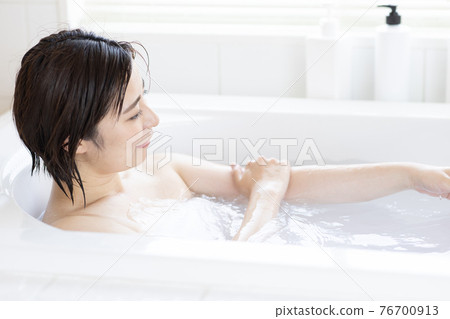 A woman who enjoys bathing A woman who enjoys bathing 76700913