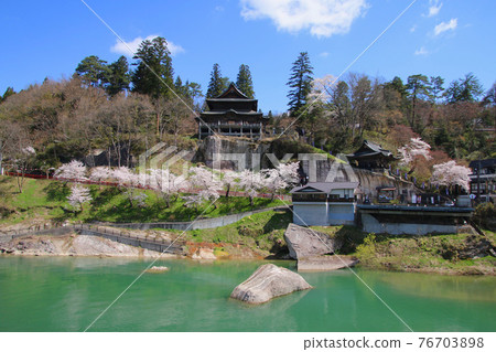 Spring Fukuman Kokuzoson Enzoji Temple, Tadami River (Yanaizu Town, Fukushima Prefecture) Spring Fukuman Kokuzoson Enzoji Temple, Tadami River (Yanaizu Town, Fukushima Prefecture) 76703898