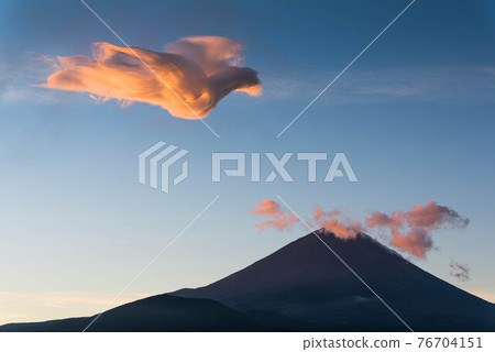 Phoenix (Phoenix) appears in Fuji Phoenix (Phoenix) appears in Fuji 76704151