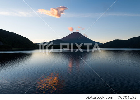 雲和富士掛在本栖湖上 76704152
