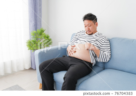 暴飲暴食和肥胖男性 暴飲暴食和肥胖男性 76704383