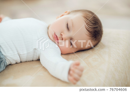 Kid during daytime sleep at home 76704606
