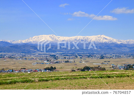 從戀人坂/春天/飯豐山看(福島縣喜多方市) 從戀人坂/春天/飯豐山看(福島縣喜多方市) 76704857