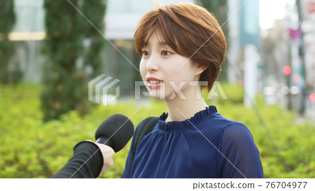 接受街頭採訪的婦女 76704977