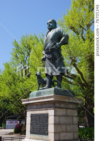 Statue of Saigo in the fresh green Ueno Statue of Saigo in the fresh green Ueno 76705348