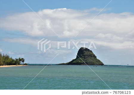 Hawaii, Oahu, Kaneohe Bay, Kualoa Beach Park, Chinaman's Hat 76706123