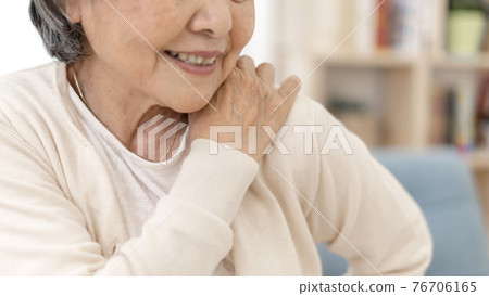 Senior woman with shoulder pain Shoulder pain Body parts Parts cut 76706165