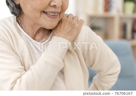 Senior woman with shoulder pain Shoulder pain Body parts Parts cut 76706167