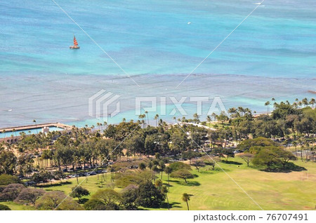 夏威夷、瓦胡島、檀香山、鑽石頭、藍海和遊艇的景色 76707491
