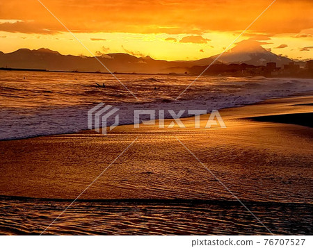 位於神奈川縣茅崎市的茅崎海岸。春季風暴和富士山後的日落 [3月] 76707527