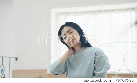 肩膀僵硬、睡眠不足、失眠的中年婦女 76707556